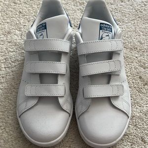 Gently used Adidas Stan Smith velcro in blue - size 3Y